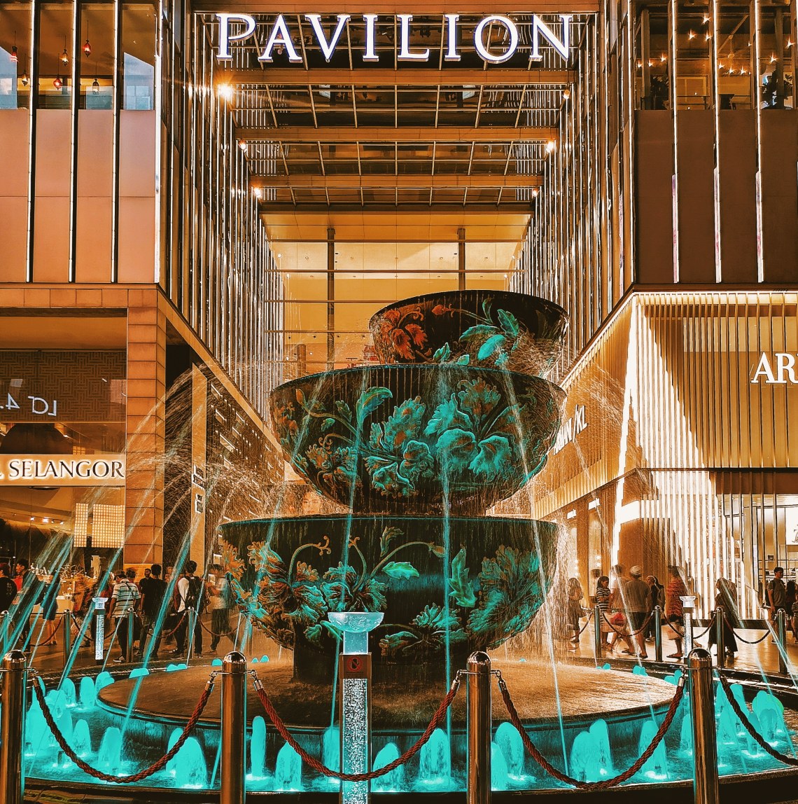Đài phun nước hoa dâm bụt trước trung tâm mua sắm Pavilion
